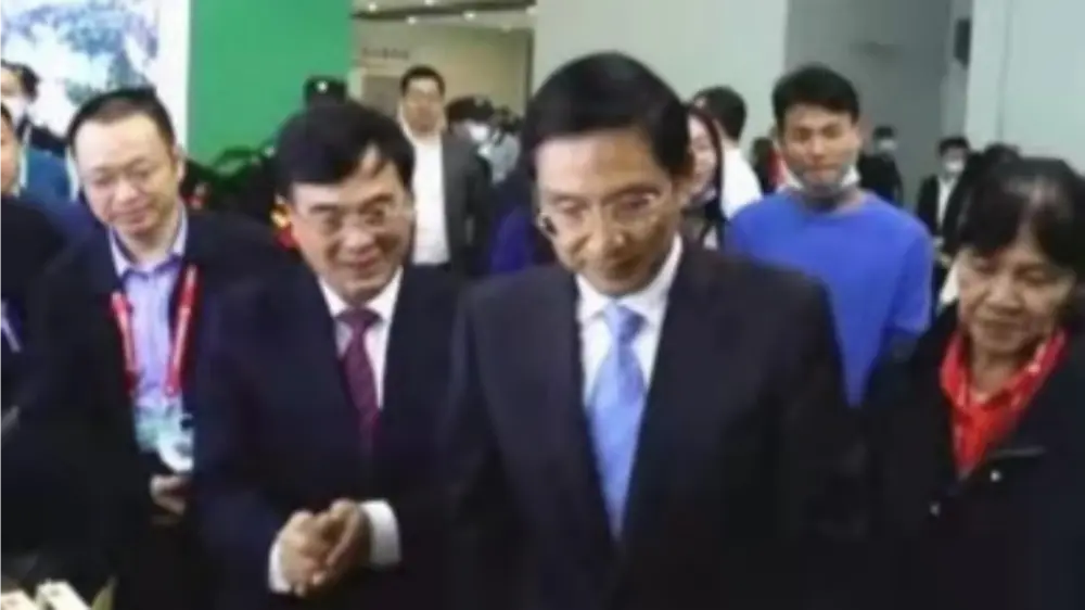 Il vice governatore del governo popolare provinciale dello Jiangxi visita il nostro stand all'Expo forestale provinciale